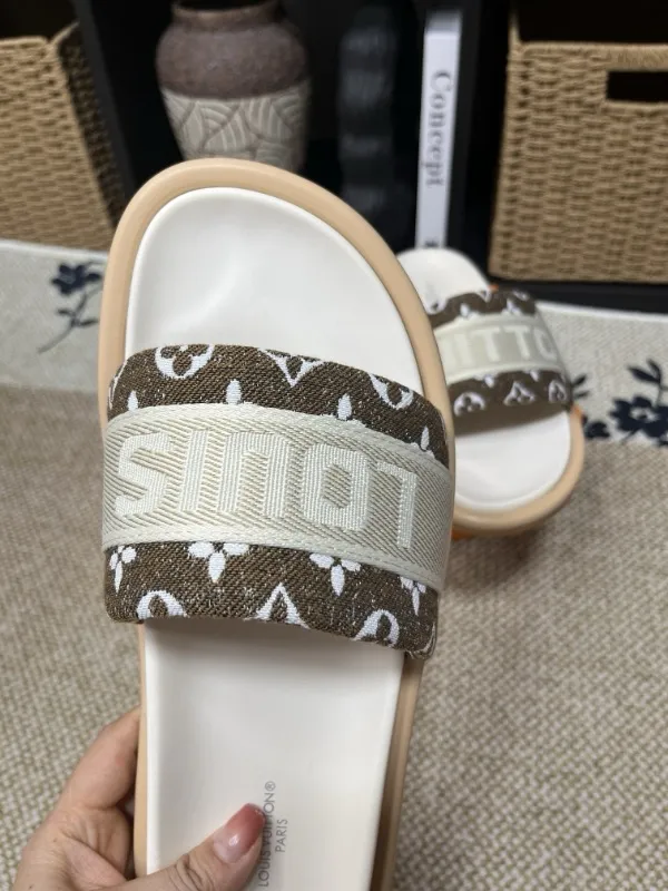 P320💰[New model] Long-term availability, 2025 new model, couple model [LOUlS VUlTTON] comes with drawer box, bag, card, invoice "Louis Vuitton ~ unique modern sandals. 》LV counter purchasing 🏃Men's and women's casual slippers, sold at the same time at the counter, the original old flower material upper is soft and comfortable, (refuses to discolor and rub the feet) sole: original factory special combination original sole, code number: 35--46 4 multiple colors 🉑️ to choose from
